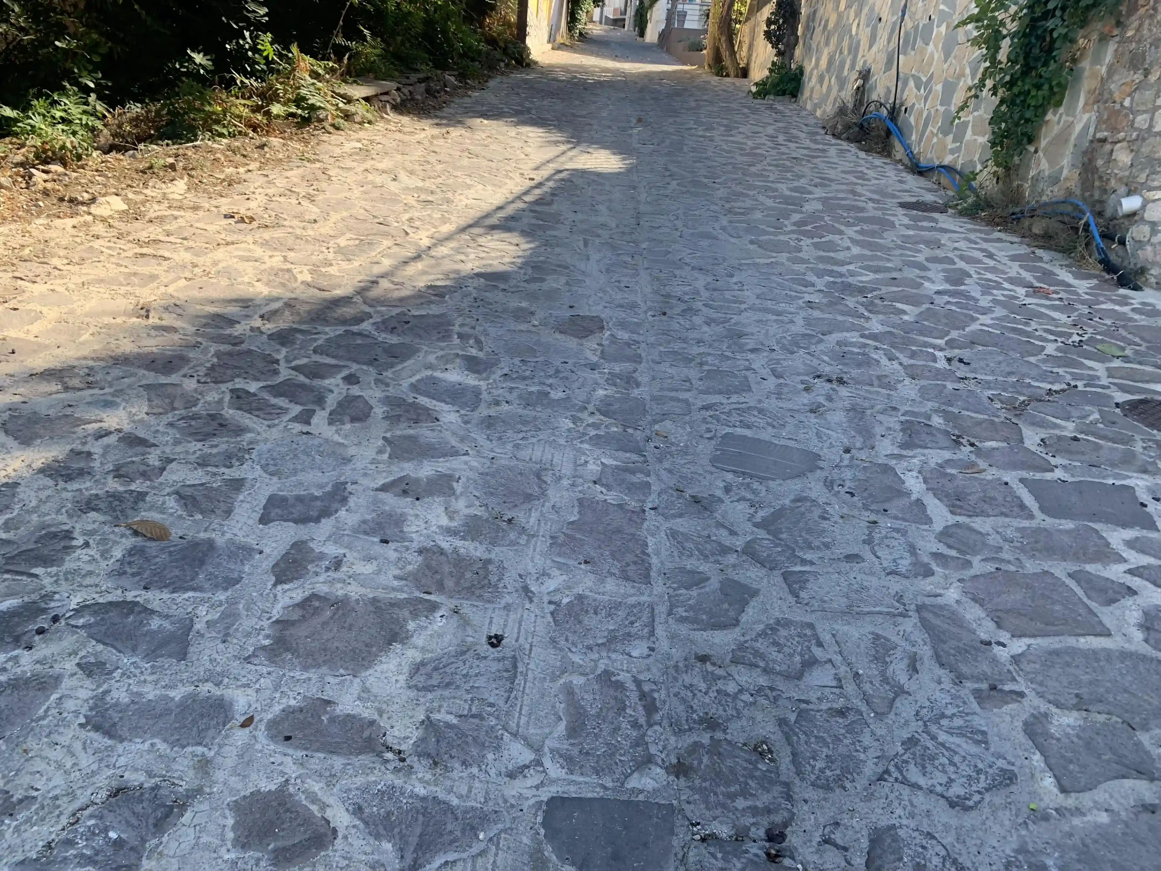 Απεικόνιση λεπτομέρειας πλακόστρωτου δρόμου εντός του Δήμου Μυτιλήνης στη περιοχή του Χάλικα.